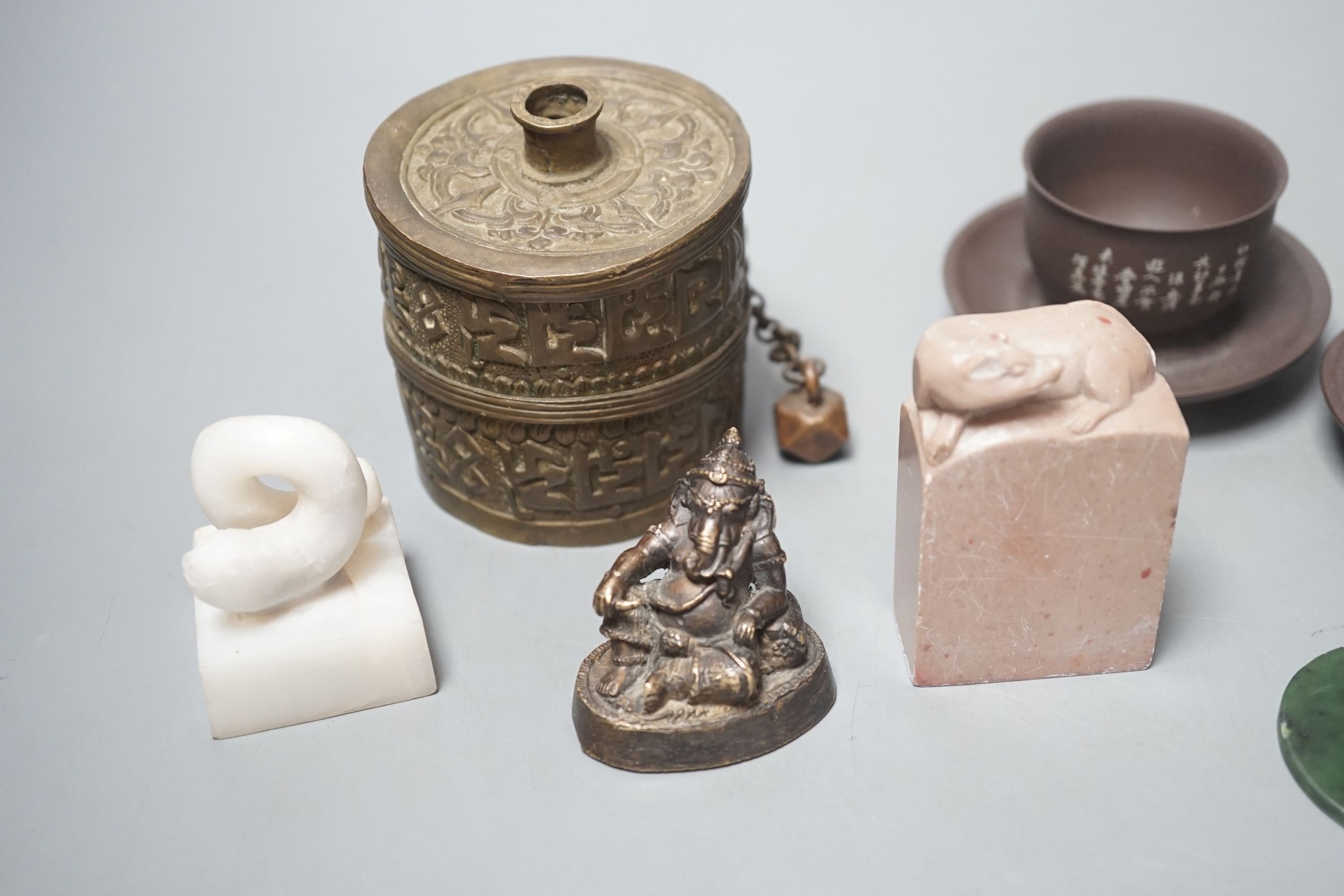 Assorted Chinese small items, a Himalayan bronze etc.